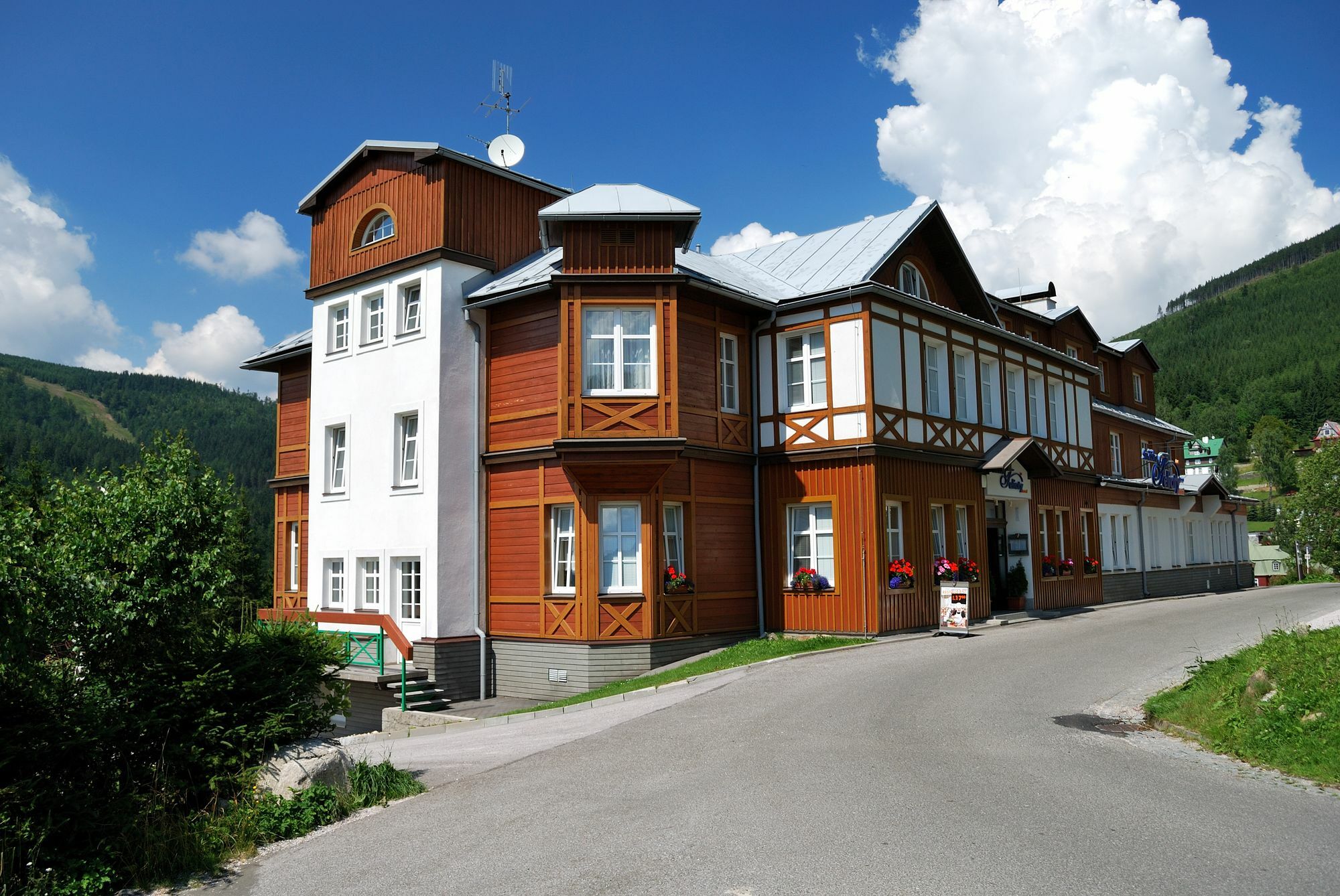 Hotel Snezka Spindleruv Mlyn Bagian luar foto